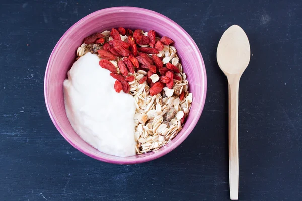 Muesli with yogurt and goji berries — Stock Photo, Image