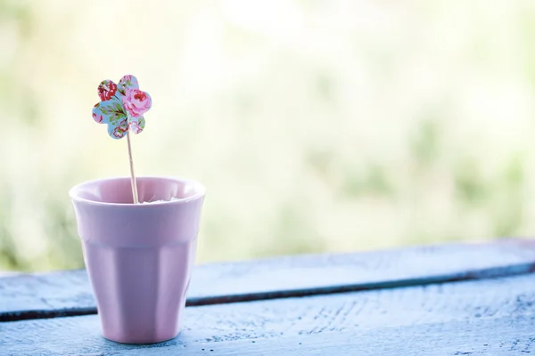 Fiore di carta in un vaso rosa — Foto Stock