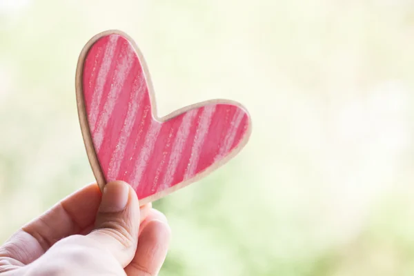 Mano tenendo il cuore — Foto Stock