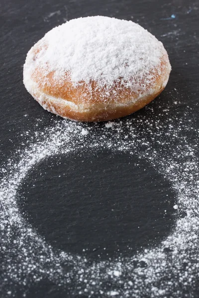 Donut mit Marmelade — Stockfoto