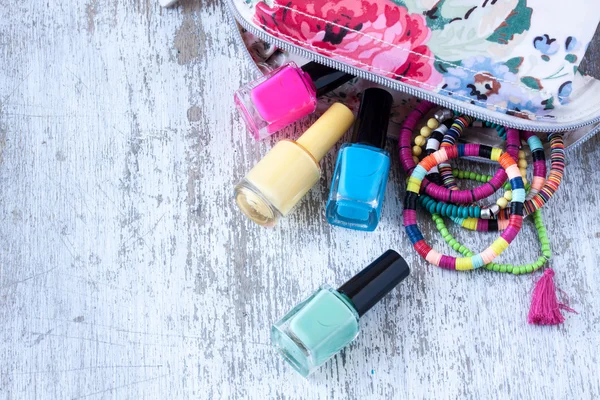 Nail polish and bracelets for summer — Stock Photo, Image