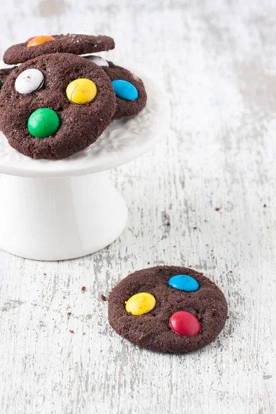 Choklad cookies med socker belagda godis — Stockfoto