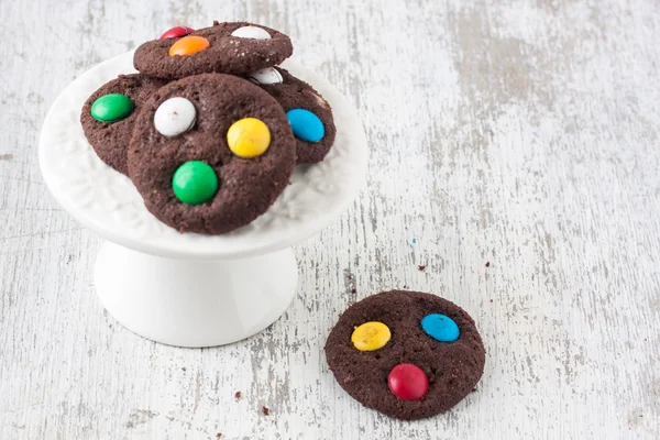 Biscotti al cioccolato con caramelle ricoperte di zucchero — Foto Stock