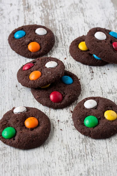 Čokoládové cookies s cukrem potažené bonbóny — Stock fotografie