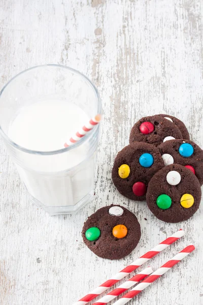 Čokoládové cookies s cukrem potažené bonbóny — Stock fotografie