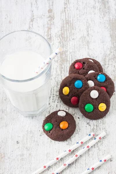 Čokoládové cookies s cukrem potažené bonbóny — Stock fotografie