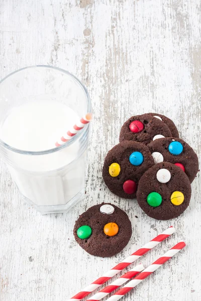 Biscuits au chocolat avec bonbons enrobés de sucre — Photo