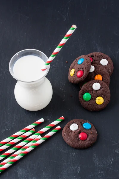 Schokoladenkekse mit Zuckerwatte und Milch — Stockfoto
