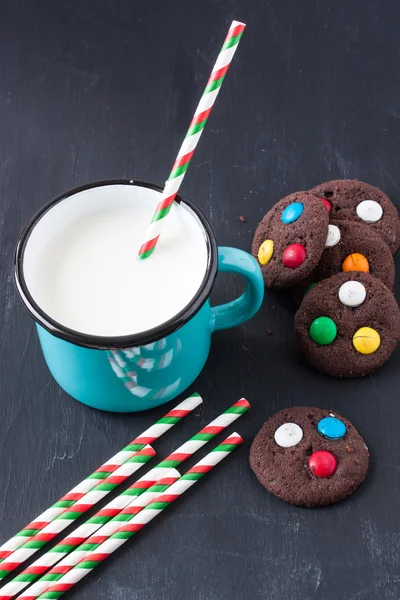 Biscoitos de chocolate com açúcar doce revestido e leite — Fotografia de Stock