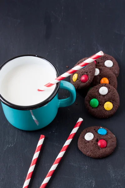 Galletas de chocolate con caramelos recubiertos de azúcar y leche —  Fotos de Stock