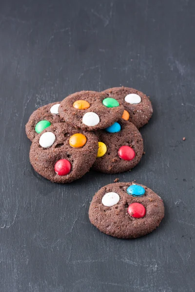 Biscuit au chocolat avec bonbons enrobés de sucre — Photo