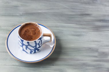 Gri bir arka plan üzerine Türk kahvesi