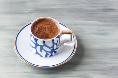 Gri bir arka plan üzerine Türk kahvesi