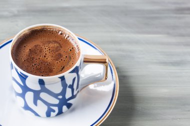 Gri bir arka plan üzerine Türk kahvesi