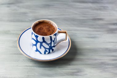 Gri bir arka plan üzerine Türk kahvesi