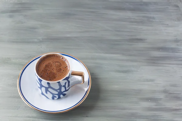 Café turco em um fundo cinza — Fotografia de Stock