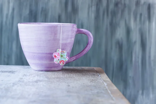 Taza de color rosa con la bolsa de té — Foto de Stock