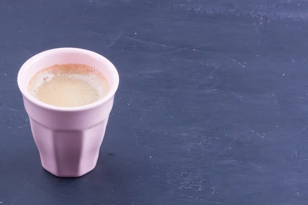 Eine Tasse Espresso auf einem hölzernen Hintergrund — Stockfoto