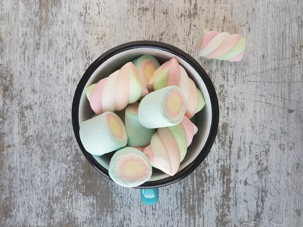 Marshmallow candies in a mug — Stock Photo, Image