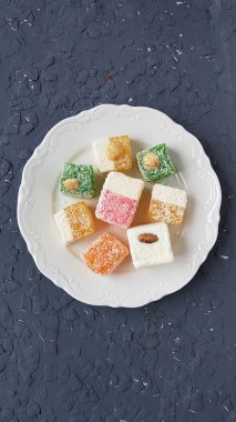 Gri bir arka plan üzerinde Türk lokumu