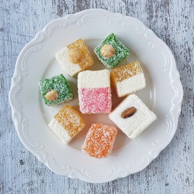 Gri bir arka plan üzerinde Türk lokumu