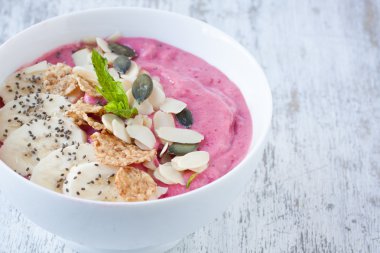 çilek ve ahududu güler yüzlü kase