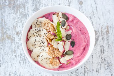 çilek ve ahududu güler yüzlü kase