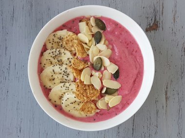 çilek ve ahududu güler yüzlü kase 