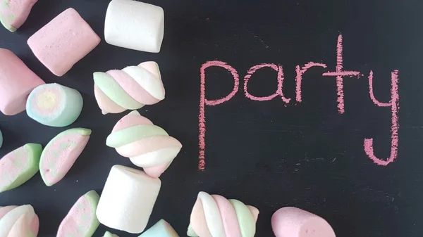 Marshmallow-Bonbons auf einer schwarzen Tafel — Stockfoto