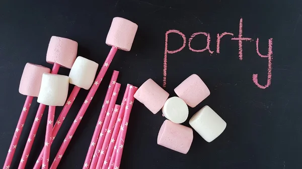 Marshmallow-Bonbons auf einer schwarzen Tafel — Stockfoto