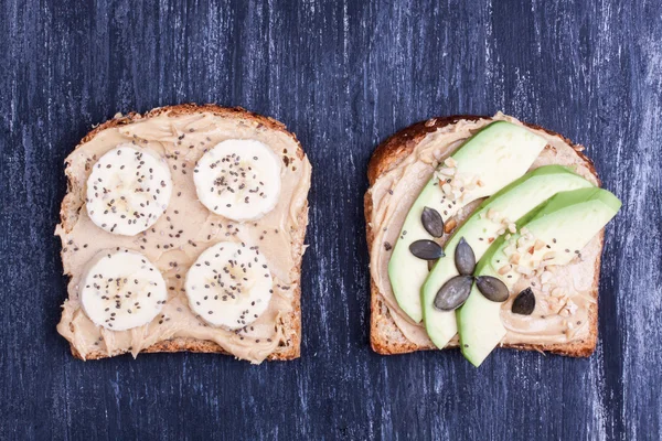 Fıstık ezmesi ve muz, avokado ile ekmek — Stok fotoğraf