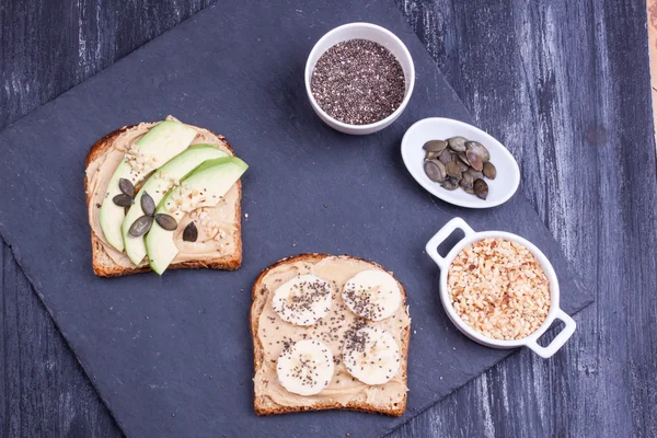 Brot mit Erdnussbutter und Banane, Avocado — Stockfoto