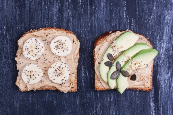 Brood met pindakaas en banaan, avocado — Stockfoto