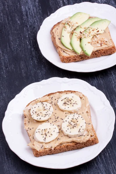 Pan con mantequilla de maní y plátano, aguacate —  Fotos de Stock