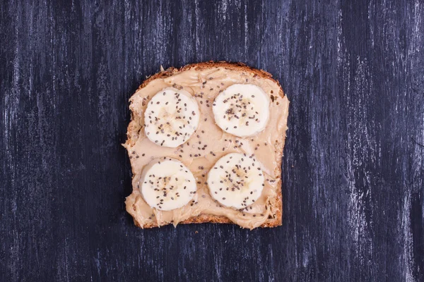 Brood met pindakaas en banaan — Stockfoto