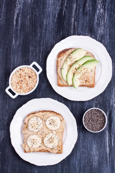 Pan con mantequilla de maní y plátano, aguacate —  Fotos de Stock