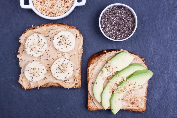 Brood met pindakaas en banaan, avocado — Stockfoto