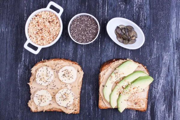 Pan con mantequilla de maní y plátano, aguacate —  Fotos de Stock