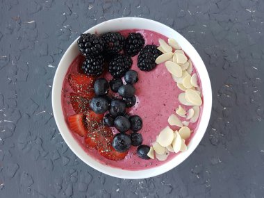 Berry güler yüzlü kase