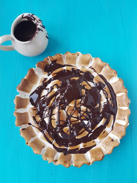 Marshmallow tart with chocolate sauce — Stock Photo, Image