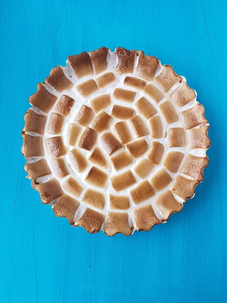 Marshmallow taart op een turquoise houten achtergrond — Stockfoto