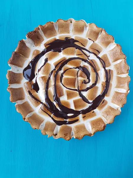 Crostata di marshmallow con salsa al cioccolato — Foto Stock