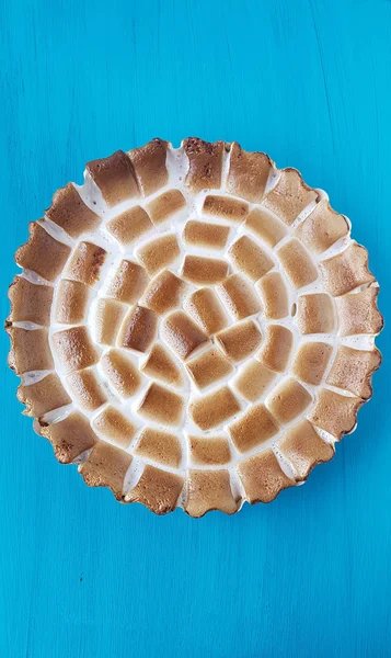 Marshmallow-Torte auf türkisfarbenem Holzhintergrund — Stockfoto