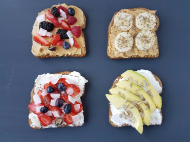 Fıstık ezmesi ve peynir, meyve ile sandviç