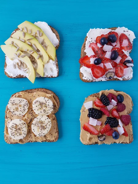 Smörgåsar med jordnötssmör och ost, frukt — Stockfoto