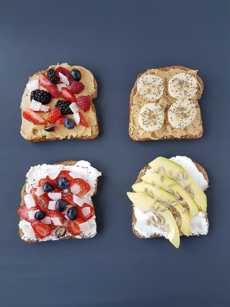 Bocadillos con mantequilla de maní y queso, frutas —  Fotos de Stock