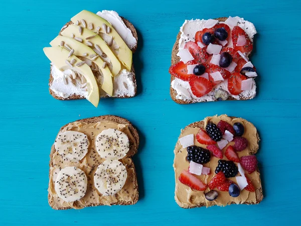 Bocadillos con mantequilla de maní y queso, frutas —  Fotos de Stock