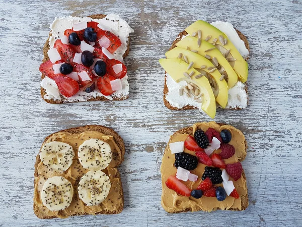 Smörgåsar med jordnötssmör och ost, frukt — Stockfoto