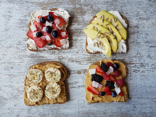 Broodjes met kaas, pindakaas en fruit — Stockfoto