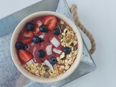 güler yüzlü kase meyve ve müsli